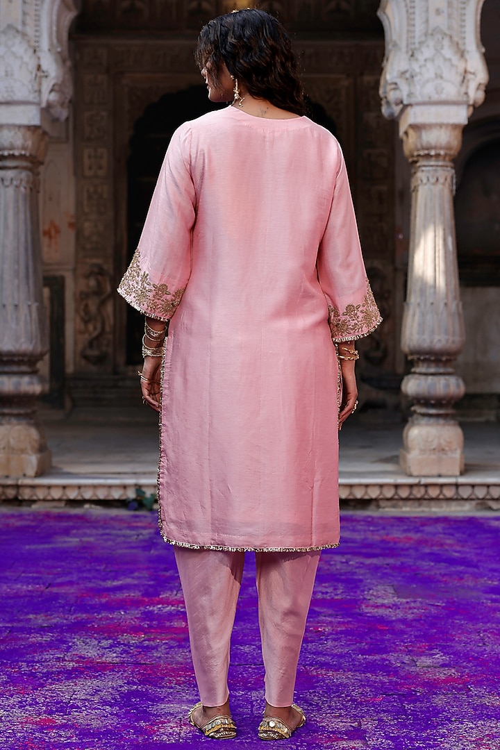 Rose Pink Raw Silk Handwork Kurta Set by Charu Makkar at Pernia's Pop Up Shop