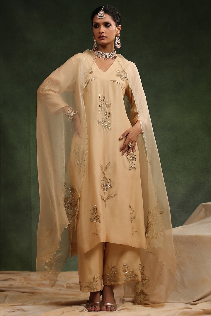 Beige Mul Chanderi Kurta Set by Charu Makkar at Pernia's Pop Up Shop