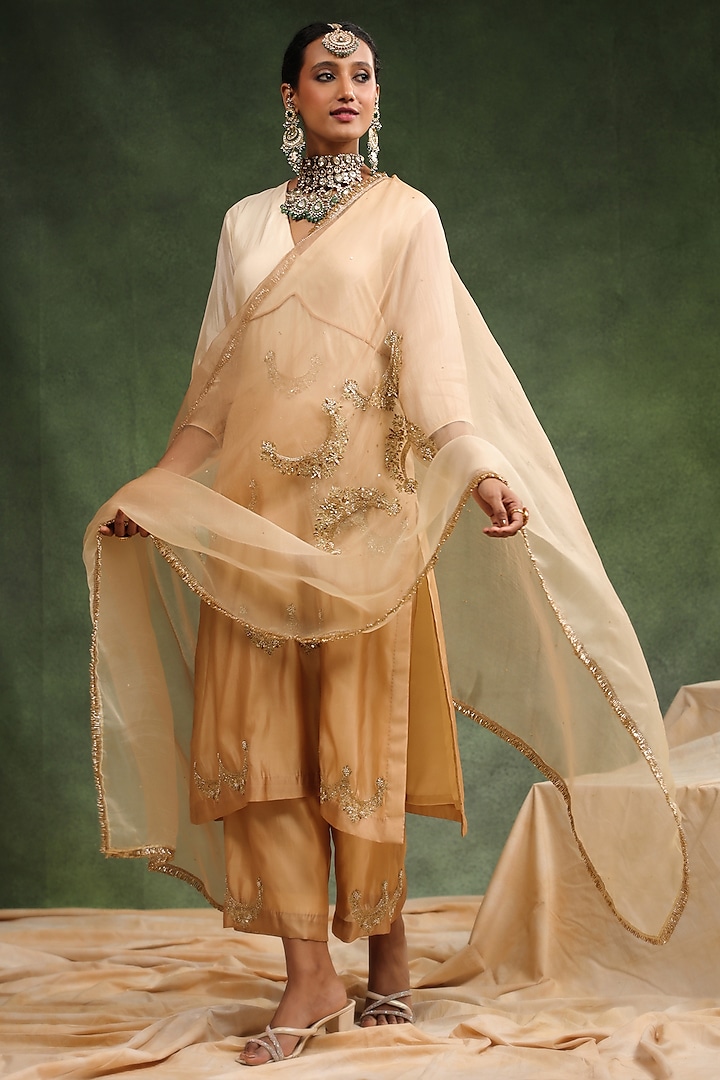 Beige Mul Chanderi Ombre Kurta Set by Charu Makkar at Pernia's Pop Up Shop