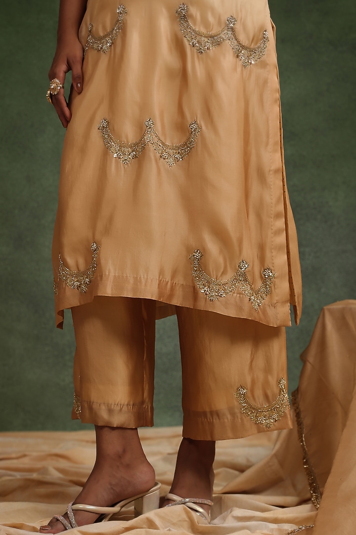 Beige Mul Chanderi Ombre Kurta Set by Charu Makkar at Pernia's Pop Up Shop