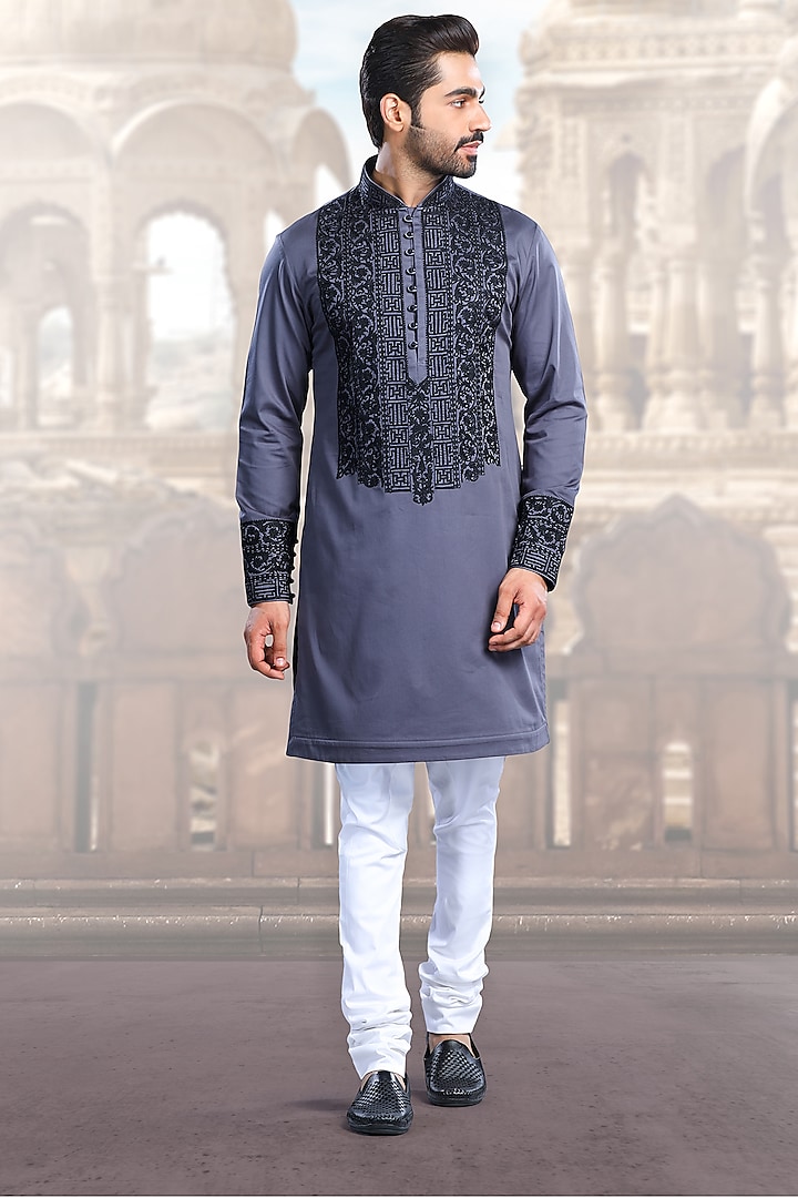 Grey Silk Thread Embroidered Kurta by Char Chaand at Pernia's Pop Up Shop