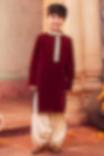 Maroon Velvet Kurta Set For Boys by Chotibuti at Pernia's Pop Up Shop