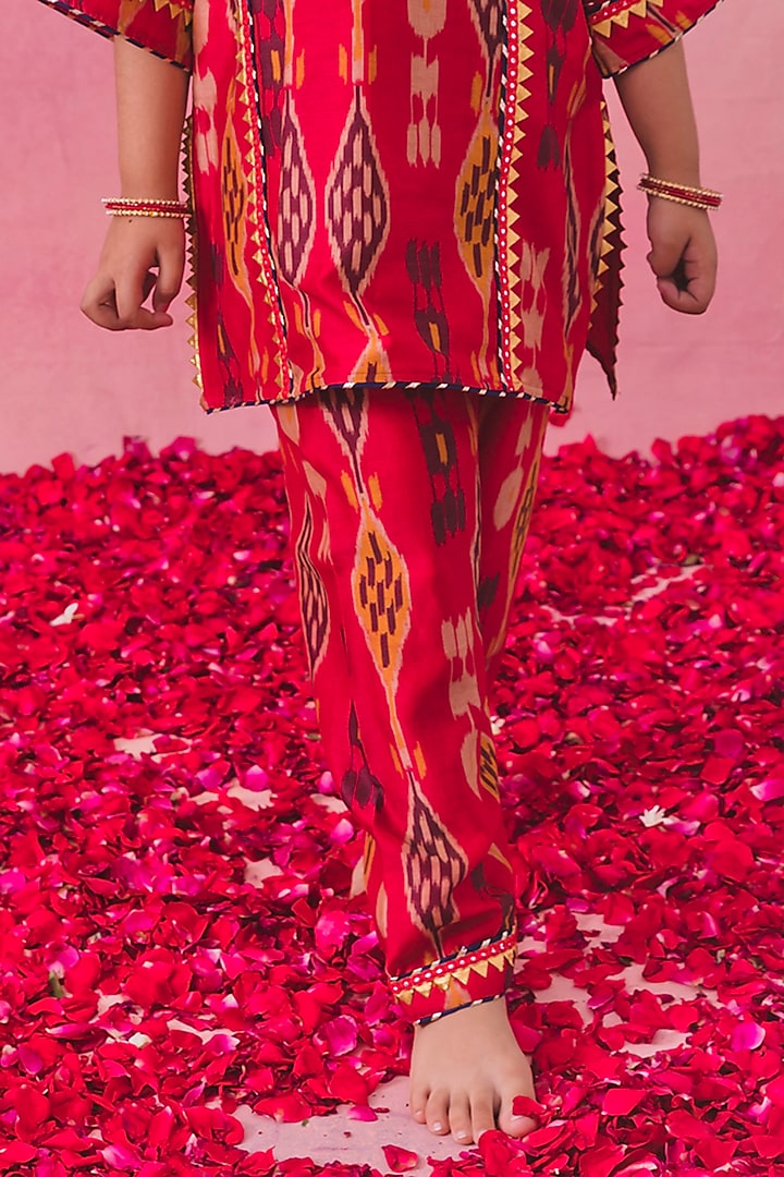 Red Chanderi Mirror Kurta Set For Girls by Chotibuti at Pernia's Pop Up Shop