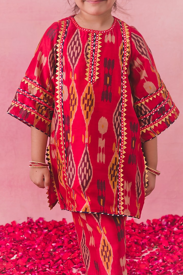 Red Chanderi Mirror Kurta Set For Girls by Chotibuti at Pernia's Pop Up Shop