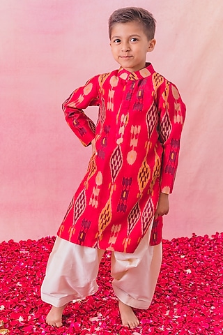 Red Chanderi Printed Kurta Set For Boys by Chotibuti