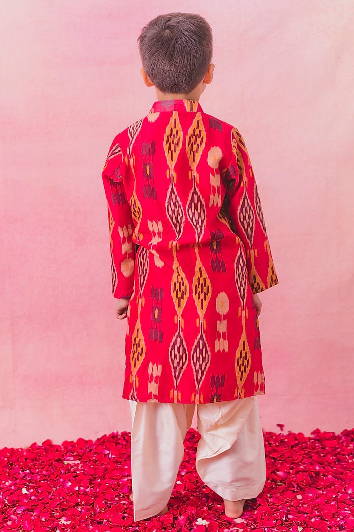 Red Chanderi Printed Kurta Set For Boys by Chotibuti at Pernia's Pop Up Shop