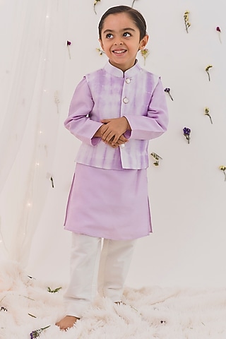 Lilac Silk Tie-Dye Bundi Jacket With Kurta Set For Boys by Chotibuti