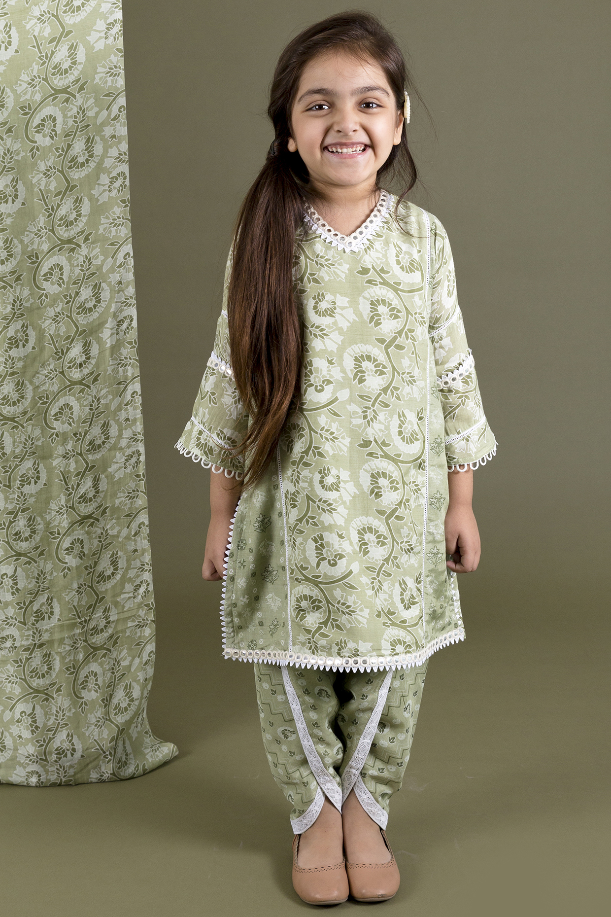 Green Printed Kurta Set For Girls by Chotibuti at Pernia's Pop Up Shop