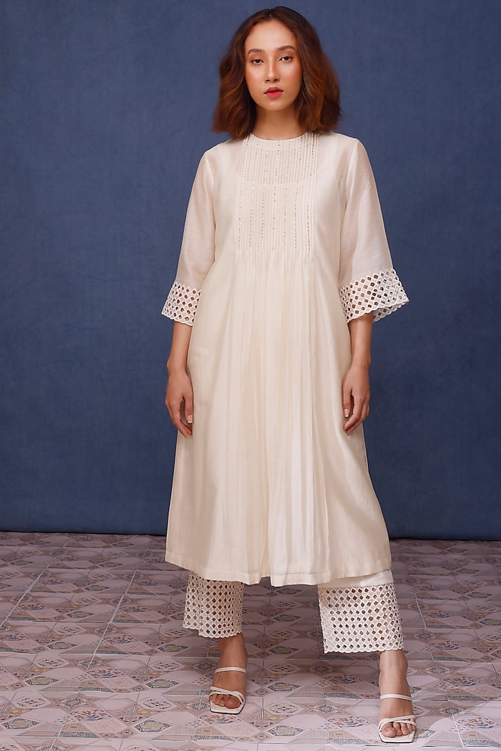 Off-White Silk Chanderi Embroidered Kurta Set by Chokhi Chorri at Pernia's Pop Up Shop