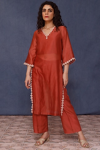 Red Silk Chanderi Embroidered Kurta Set by Chokhi Chorri