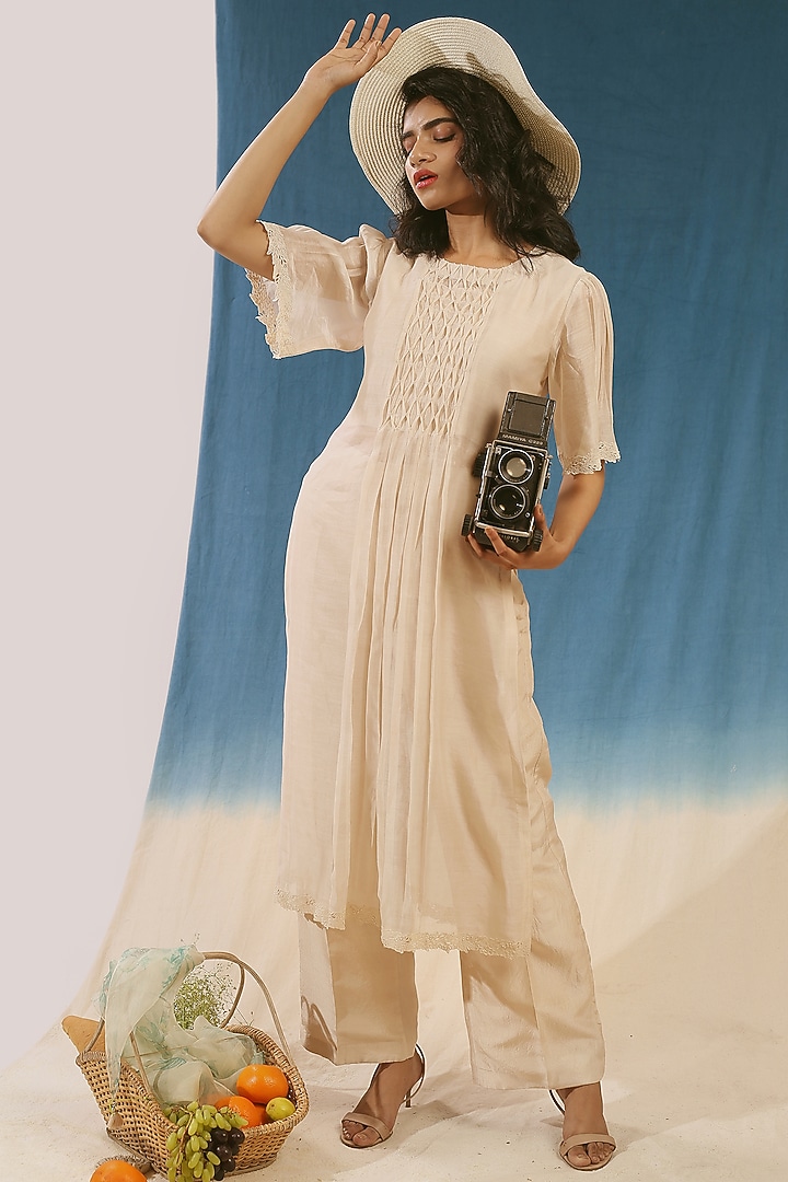 White Embroidered Kurta Set by Chokhi Chorri at Pernia's Pop Up Shop