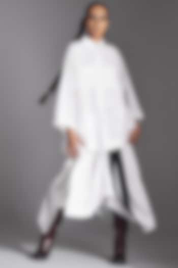 White Linen Barrel-Shaped Shirt by Chola at Pernia's Pop Up Shop