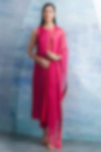 Fuchsia Pink Linen & Cotton Shimmer Kurta Set by Charkhee at Pernia's Pop Up Shop