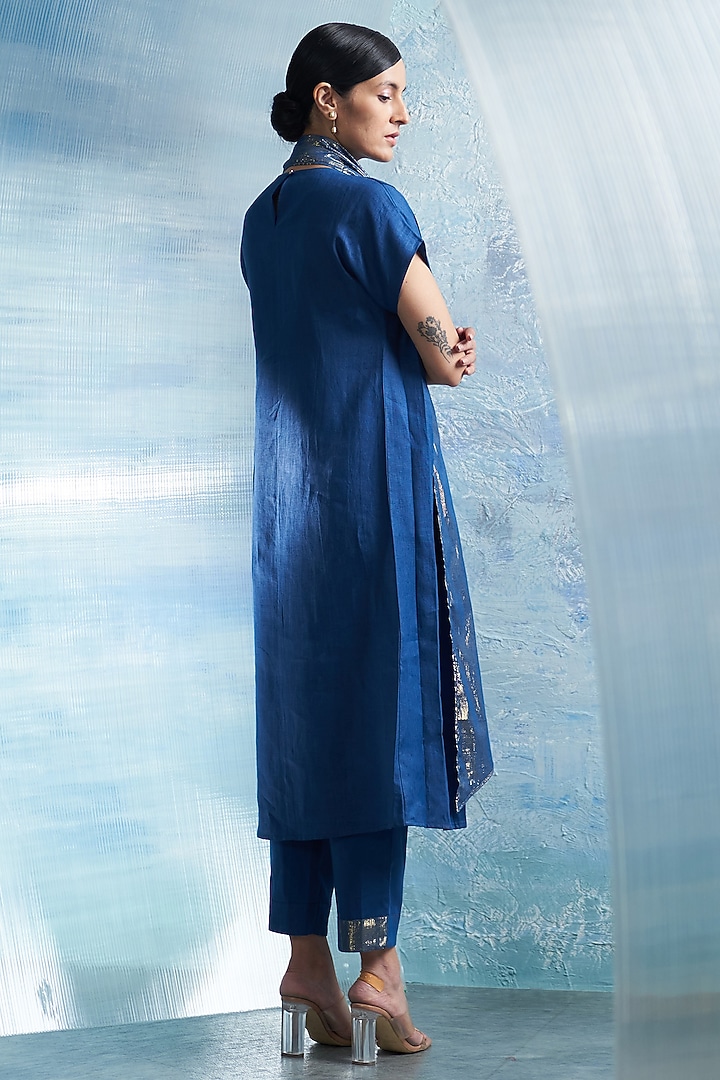 Royal Blue Linen Shimmer Embellished Kurta Set by Charkhee at Pernia's Pop Up Shop