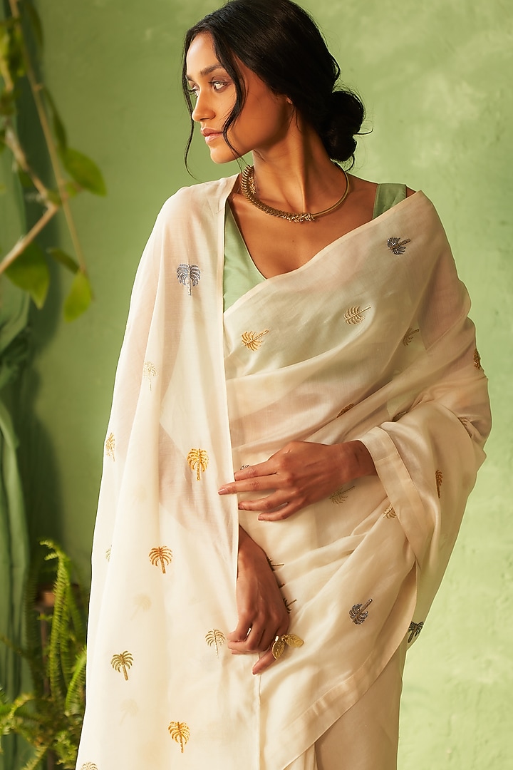 Off-White Chanderi Embroidered Party Wear Saree Set by Charkhee at Pernia's Pop Up Shop