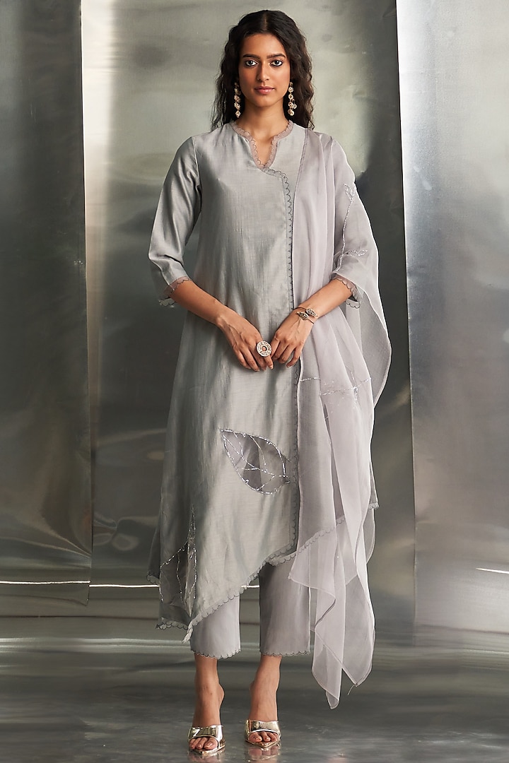 Steel Grey Chanderi Nakshi Hand Embroidered Asymmetrical Kurta Set by Charkhee at Pernia's Pop Up Shop