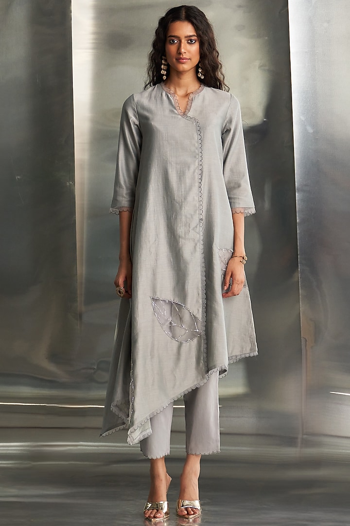 Steel Grey Chanderi Nakshi Hand Embroidered Asymmetrical Kurta Set by Charkhee at Pernia's Pop Up Shop