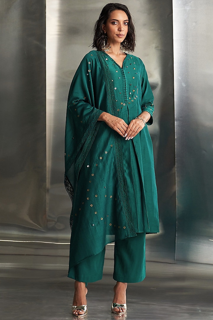 Emerald Green Chanderi Embellished Pleated Kurta Set by Charkhee at Pernia's Pop Up Shop