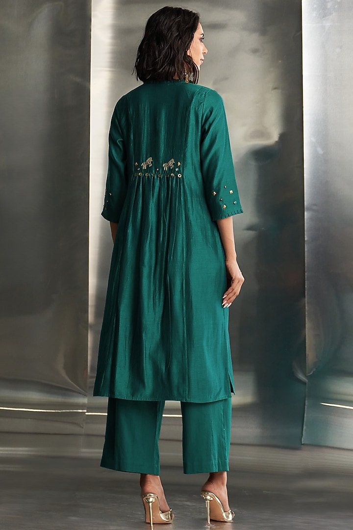 Emerald Green Chanderi Embellished Pleated Kurta Set by Charkhee at Pernia's Pop Up Shop