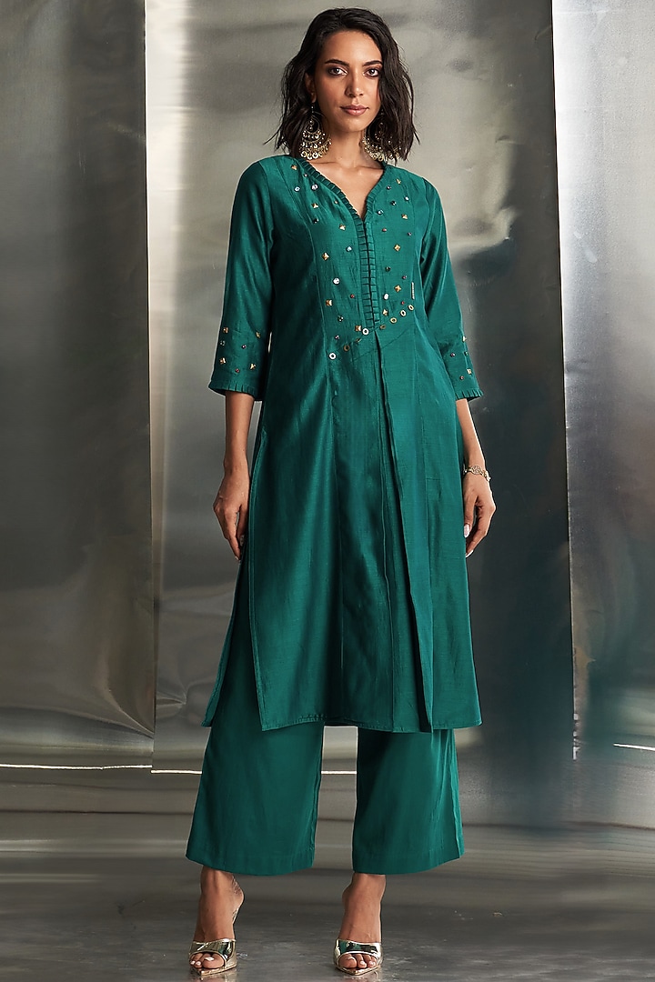 Emerald Green Chanderi Embellished Pleated Kurta Set by Charkhee at Pernia's Pop Up Shop