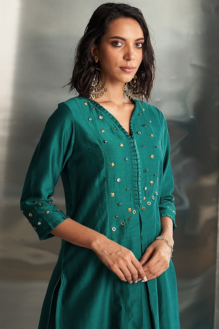 Emerald Green Chanderi Embellished Pleated Kurta Set by Charkhee at Pernia's Pop Up Shop