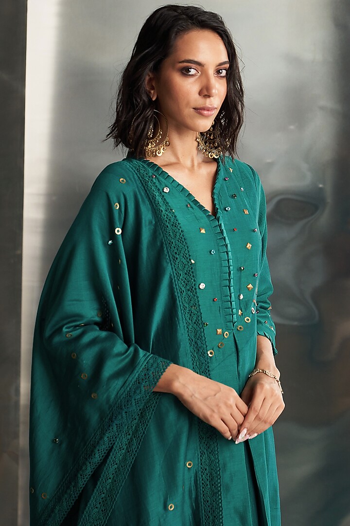 Emerald Green Chanderi Embellished Pleated Kurta Set by Charkhee at Pernia's Pop Up Shop