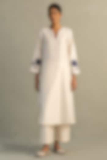 Ivory Chanderi Applique Embroidered Kurta Set by Charkhee at Pernia's Pop Up Shop