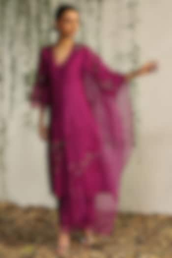 Pop Pink Chanderi Embroidered Kurta Set by Charkhee at Pernia's Pop Up Shop