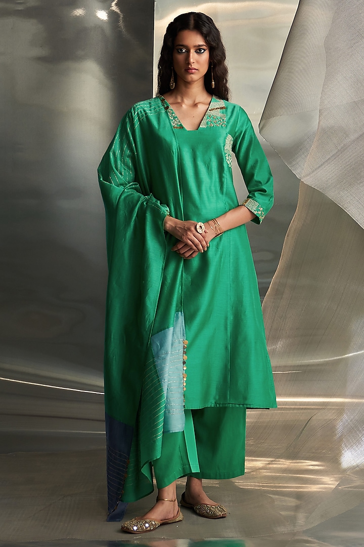 Lush Green Chanderi Embroidered Kurta Set by Charkhee at Pernia's Pop Up Shop