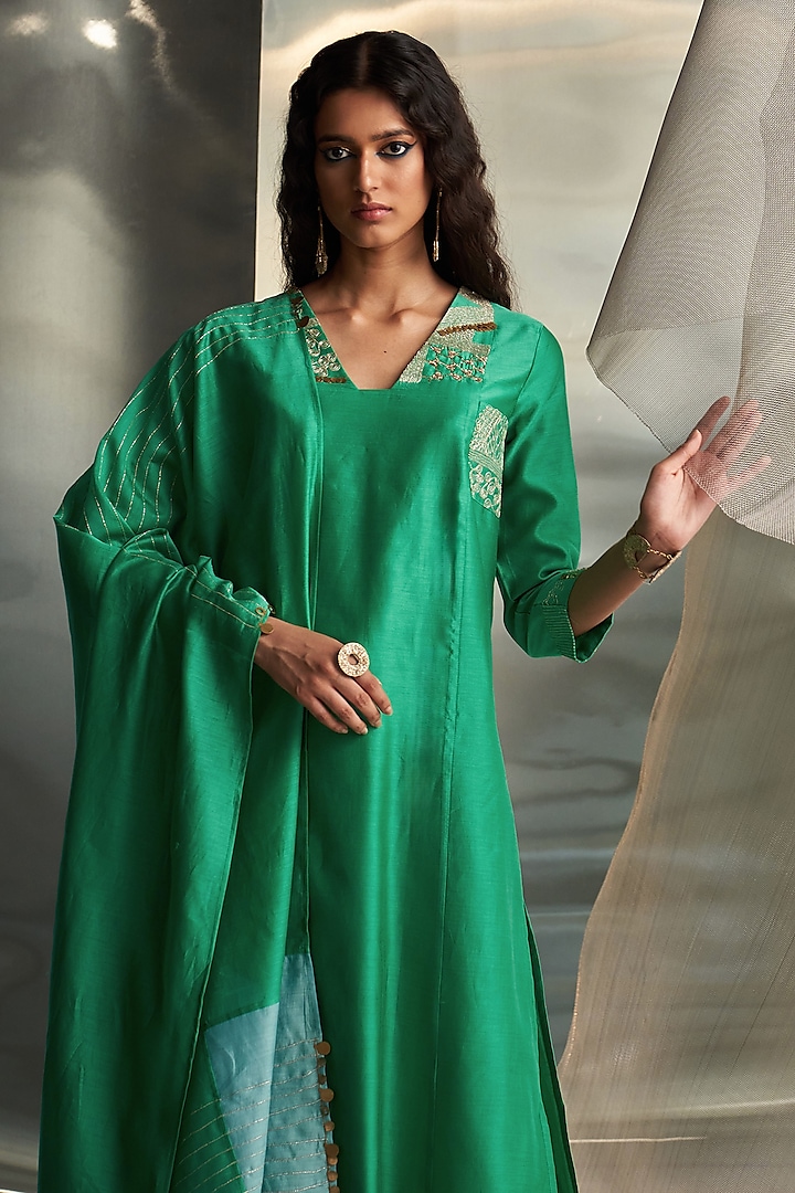Lush Green Chanderi Embroidered Kurta Set by Charkhee at Pernia's Pop Up Shop