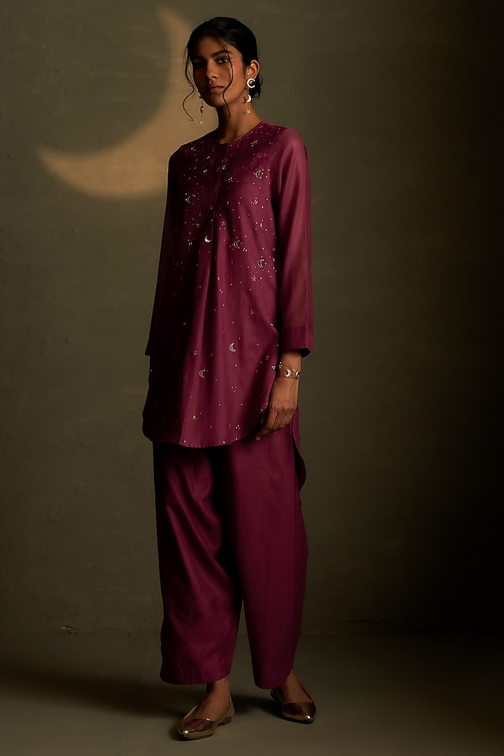 Magenta Mul Chanderi & Voil Embroidered Kurta Set by Charkhee at Pernia's Pop Up Shop