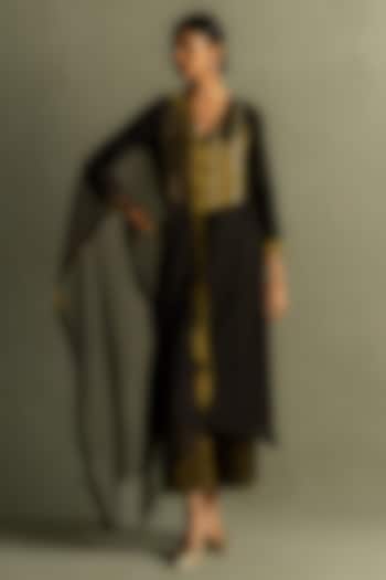 Black Tissue & Chanderi Kurta Set by Charkhee at Pernia's Pop Up Shop