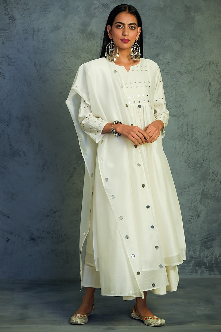 Off-White Embroidered Kurta Set by Charkhee at Pernia's Pop Up Shop