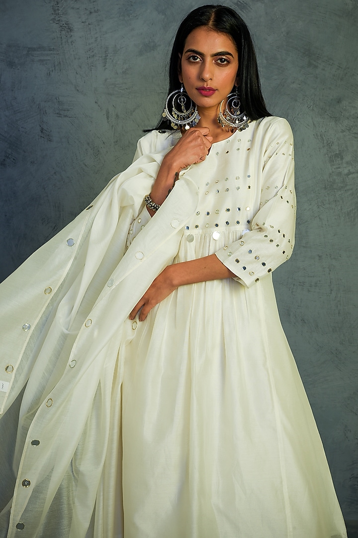 Off-White Embroidered Kurta Set by Charkhee at Pernia's Pop Up Shop