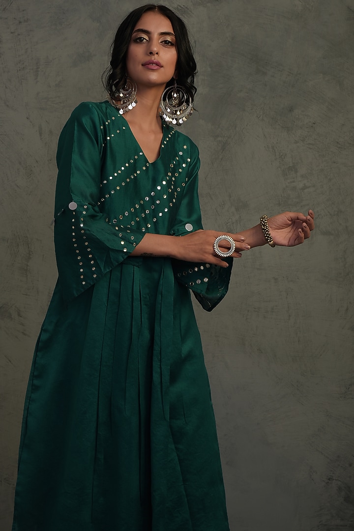 Emerald Green Embroidered Kurta Set by Charkhee at Pernia's Pop Up Shop