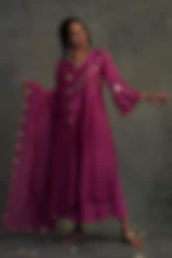 Magenta Embroidered Kurta Set by Charkhee at Pernia's Pop Up Shop