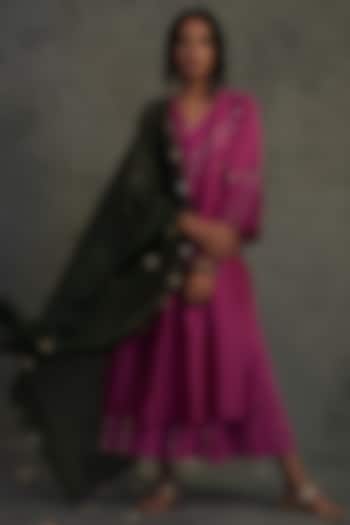Magenta Mirror Embroidered Kurta Set by Charkhee at Pernia's Pop Up Shop