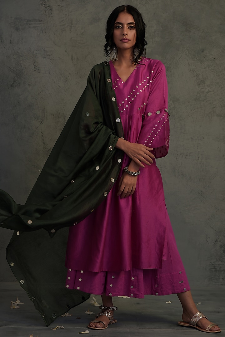 Magenta Mirror Embroidered Kurta Set by Charkhee at Pernia's Pop Up Shop
