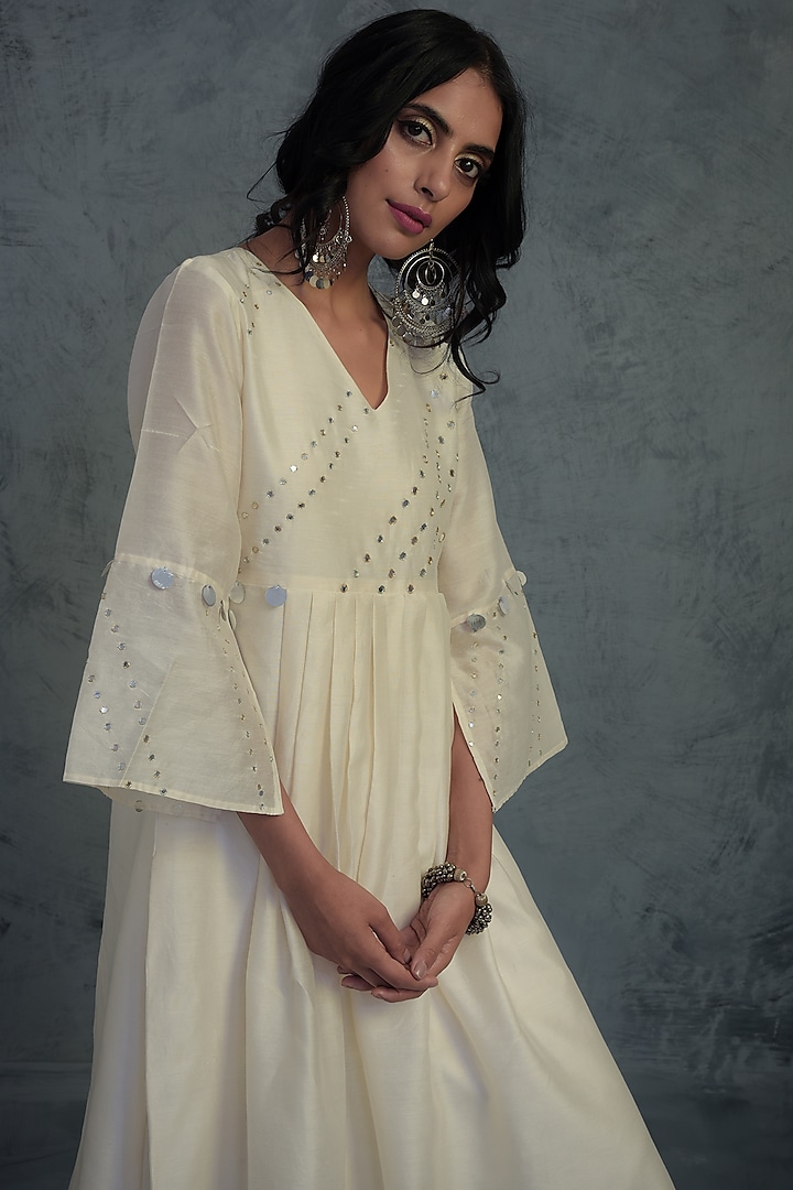 Off-White Mirror Embroidered Kurta Set by Charkhee at Pernia's Pop Up Shop
