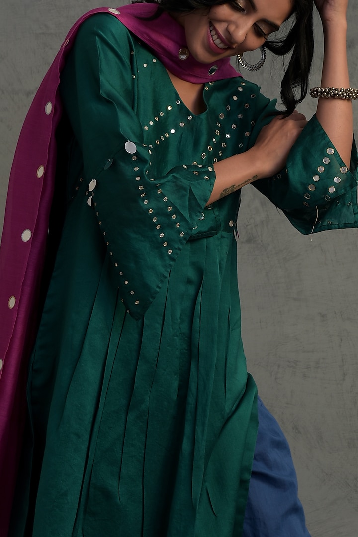 Emerald Green Embroidered Contrasting Kurta Set by Charkhee at Pernia's Pop Up Shop
