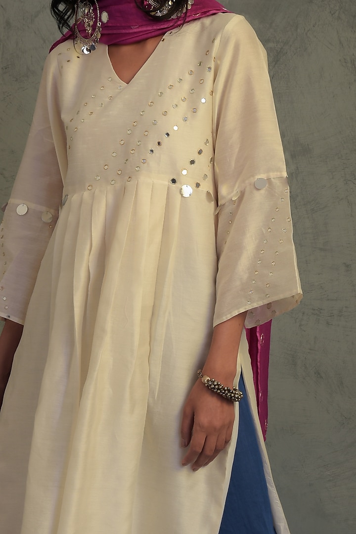 Off-White Embroidered Contrasting Kurta Set by Charkhee at Pernia's Pop Up Shop