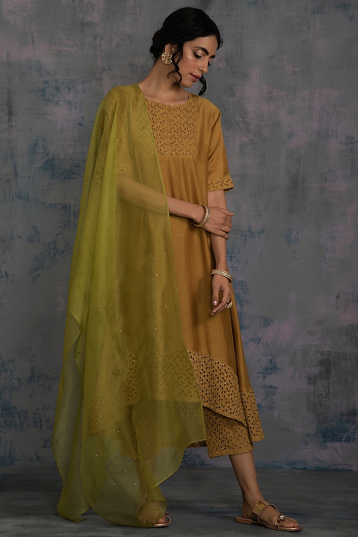 Gold Swarovski Embellished High-Low Kurta Set by Charkhee at Pernia's Pop Up Shop