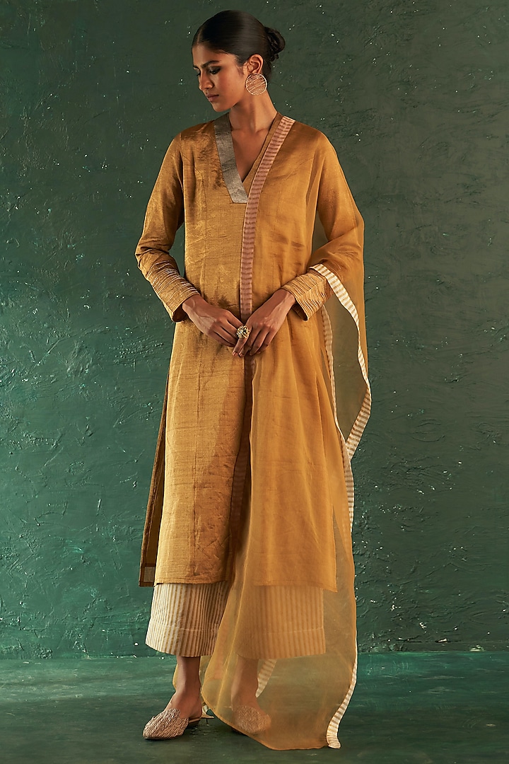 Gold Silk Tissue Dori Embroidered Straight Kurta Set by Charkhee at Pernia's Pop Up Shop