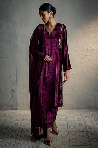 Pink Velvet Embroidered Kurta Set by Charkhee
