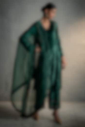 Green Velvet Embroidered Kurta Set by Charkhee at Pernia's Pop Up Shop