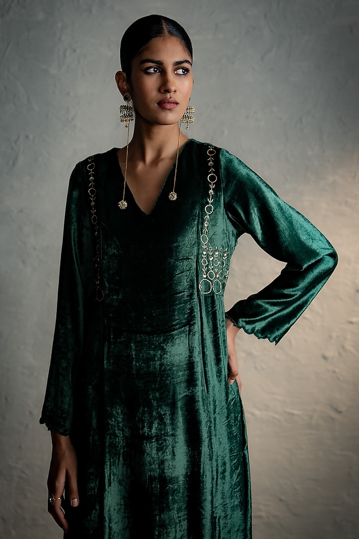 Green Velvet Embroidered Kurta Set by Charkhee at Pernia's Pop Up Shop