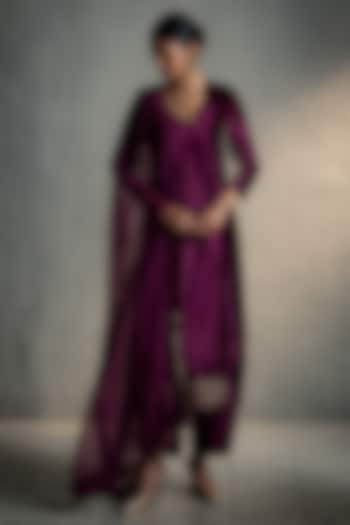 Pink Velvet Embroidered Straight Kurta Set by Charkhee at Pernia's Pop Up Shop