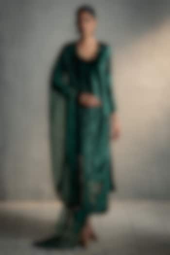 Green Velvet Embroidered Straight Kurta Set by Charkhee at Pernia's Pop Up Shop