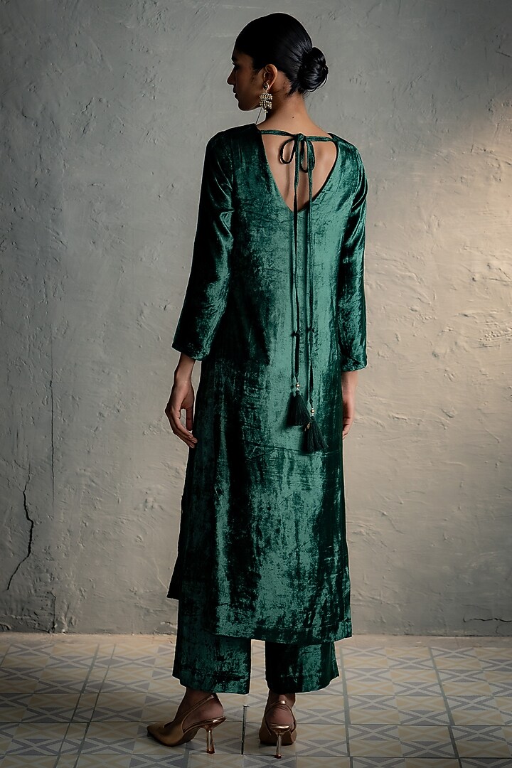 Green Velvet Embroidered Straight Kurta Set by Charkhee at Pernia's Pop Up Shop