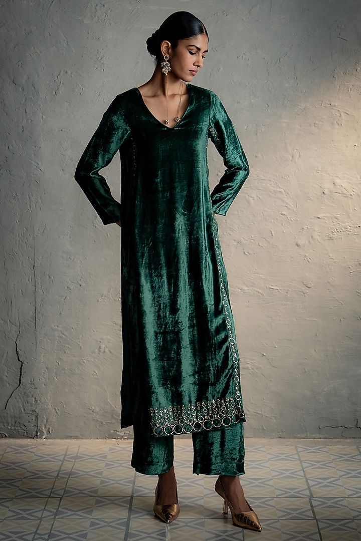 Green Velvet Embroidered Straight Kurta Set by Charkhee at Pernia's Pop Up Shop